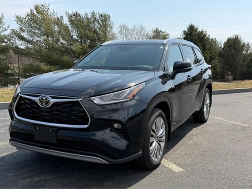 Midnight Black Metallic 2026 Toyota Highlander Hybrid Platinum