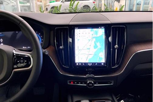 2023 Volvo XC60 B5 Plus Dark Theme