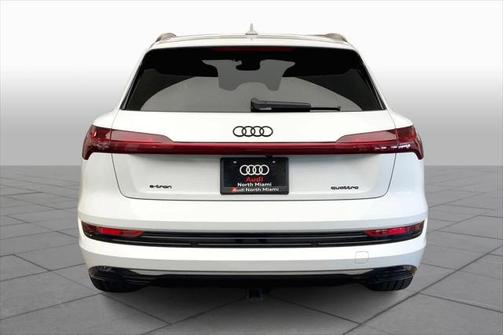 2022 Audi e-tron Premium Plus