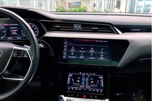 2022 Audi e-tron Premium Plus