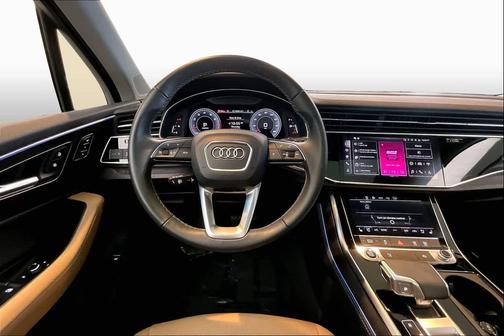 Sakhir Gold Metallic 2025 Audi Q7 55 Premium Plus