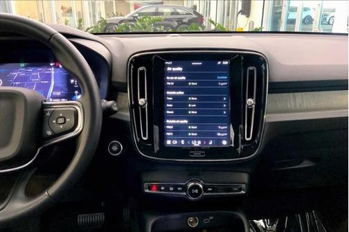 2024 Volvo XC40 B5 Plus Bright Theme