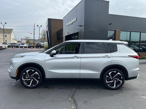 2024 Mitsubishi Outlander SE Black Edition w/Pano Roof S-AWC