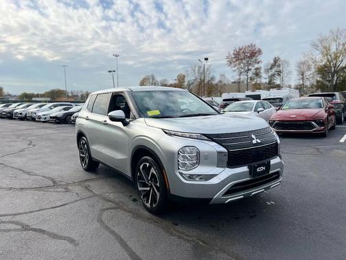 2024 Mitsubishi Outlander SE Black Edition w/Pano Roof S-AWC