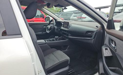 Pearl White Tricoat 2023 Nissan Rogue SV