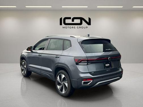 Platinum Gray Metallic 2025 Volkswagen Taos 1.5T SE