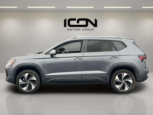 Platinum Gray Metallic 2025 Volkswagen Taos 1.5T SE