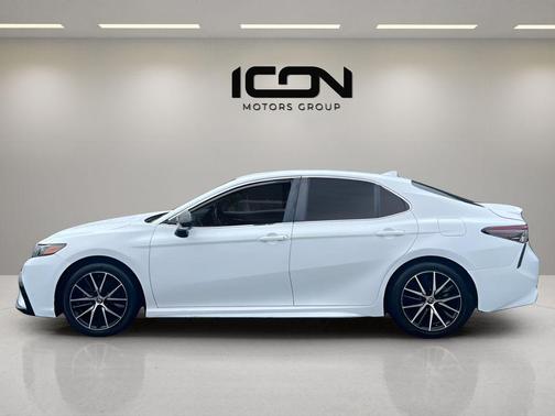 White 2022 Toyota Camry SE