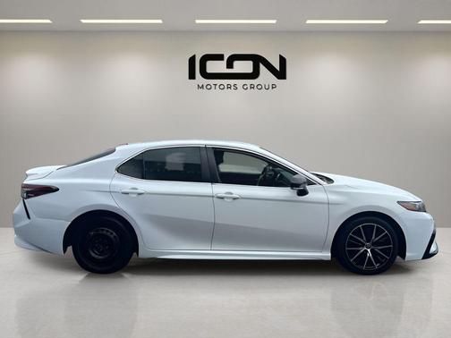 White 2022 Toyota Camry SE