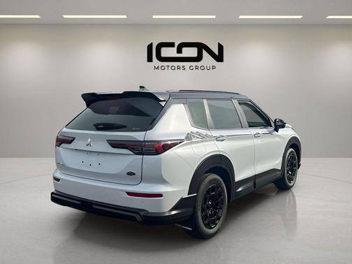 White Diamond/Black Roof 2026 Mitsubishi Outlander Trail Edition S-AWC