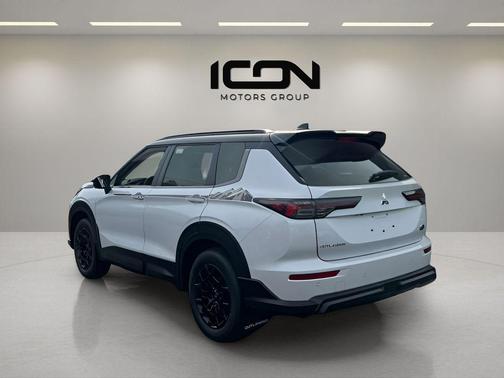 White Diamond/Black Roof 2026 Mitsubishi Outlander Trail Edition S-AWC