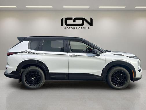 White Diamond/Black Roof 2026 Mitsubishi Outlander Trail Edition S-AWC