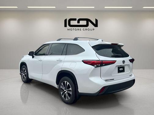 Wind Chill Pearl 2022 Toyota Highlander XLE