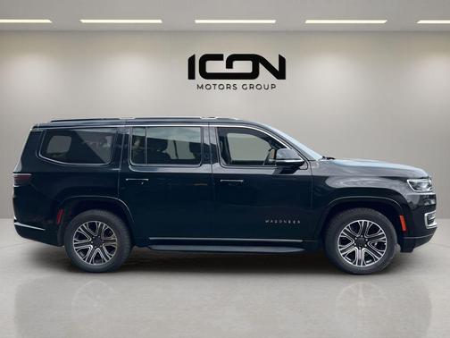 Diamond Black Crystal Pearlcoat 2023 Jeep Wagoneer Series II