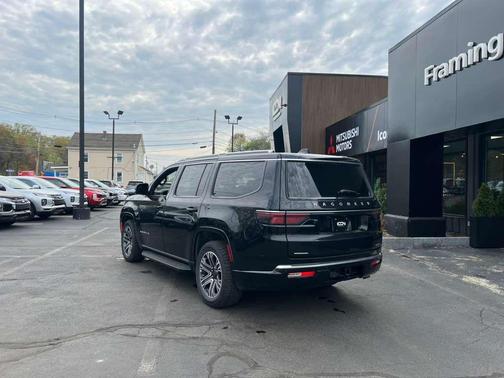 Diamond Black Crystal Pearlcoat 2023 Jeep Wagoneer Series II