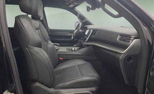 Diamond Black Crystal Pearlcoat 2023 Jeep Wagoneer Series II