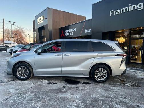 2024 Toyota Sienna LE