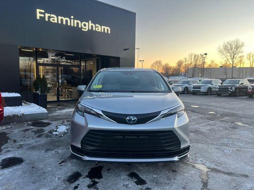 2024 Toyota Sienna LE