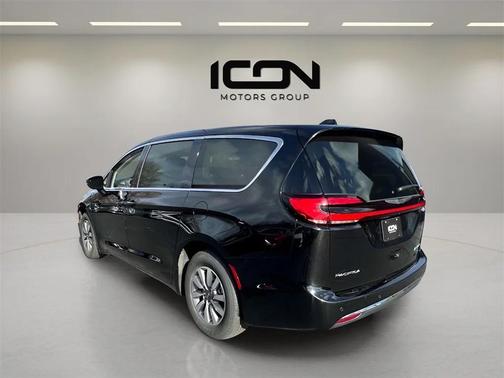 2024 Chrysler Pacifica Hybrid Select