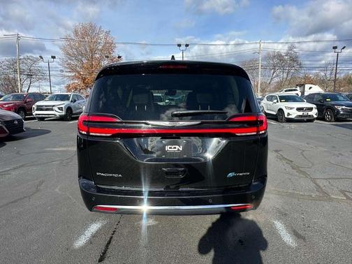 2024 Chrysler Pacifica Hybrid Select