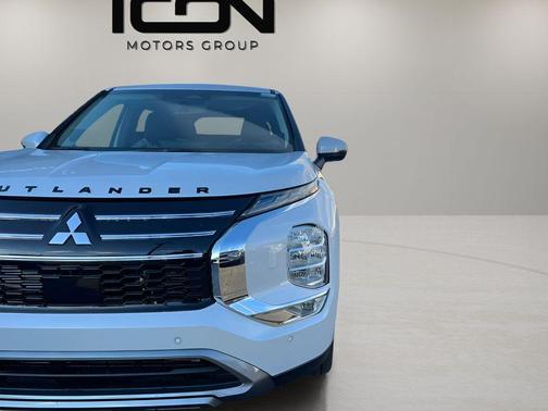 White Diamond 2026 Mitsubishi Outlander SE 2.5 S-AWC