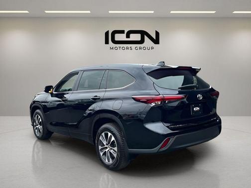 Midnight Black Metallic 2025 Toyota Highlander XLE