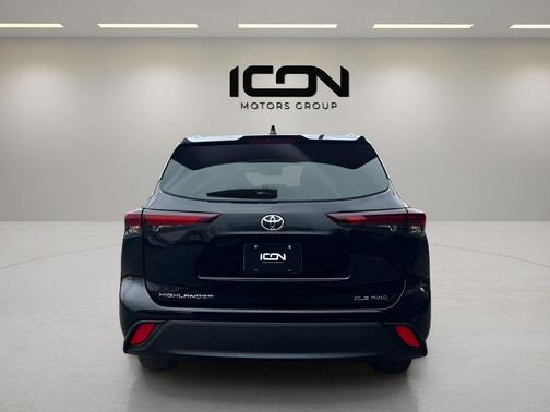 Midnight Black Metallic 2025 Toyota Highlander XLE