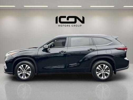 Midnight Black Metallic 2025 Toyota Highlander XLE