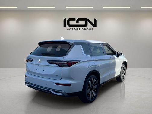 White Diamond 2026 Mitsubishi Outlander SE 2.5 S-AWC