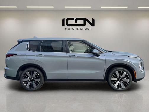 Moonstone Gray Metallic 2026 Mitsubishi Outlander SE S-AWC