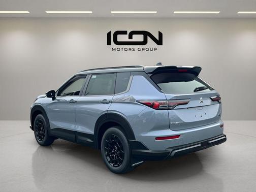 Moonstone Gray/Black Roof 2026 Mitsubishi Outlander Trail Edition S-AWC