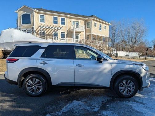 2024 Nissan Pathfinder S 4WD