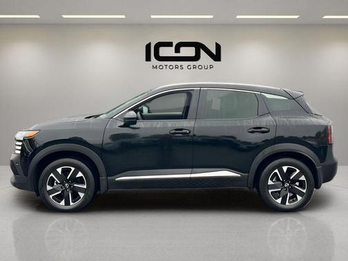 Super Black 2025 Nissan Kicks SR