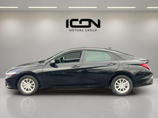 Abyss Black 2024 Hyundai ELANTRA SE