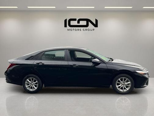 Abyss Black 2024 Hyundai ELANTRA SE