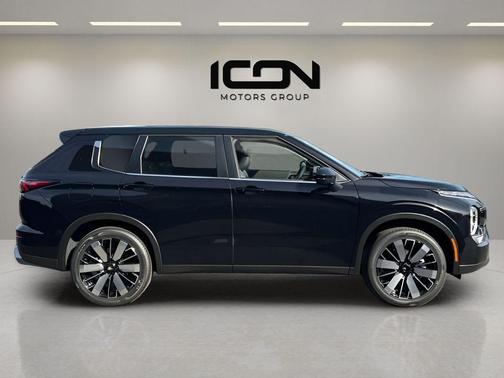 Labrador Black Pearl 2026 Mitsubishi Outlander SE S-AWC