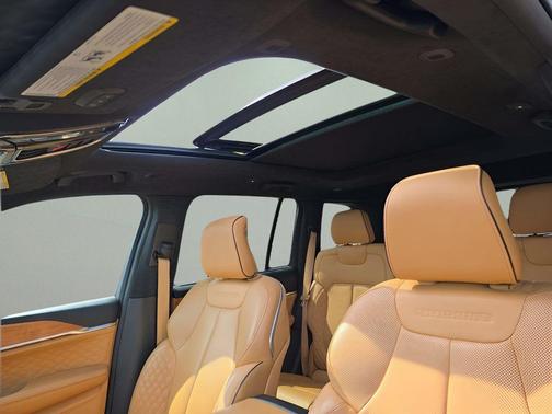 Diamond Black Crystal Pearlcoat 2023 Jeep Grand Cherokee Summit