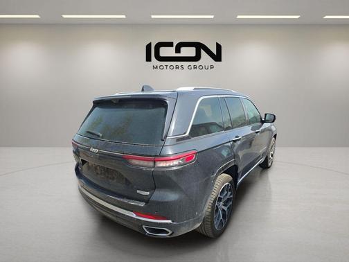 Diamond Black Crystal Pearlcoat 2023 Jeep Grand Cherokee Summit