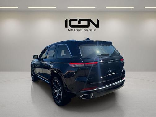 Diamond Black Crystal Pearlcoat 2023 Jeep Grand Cherokee Summit