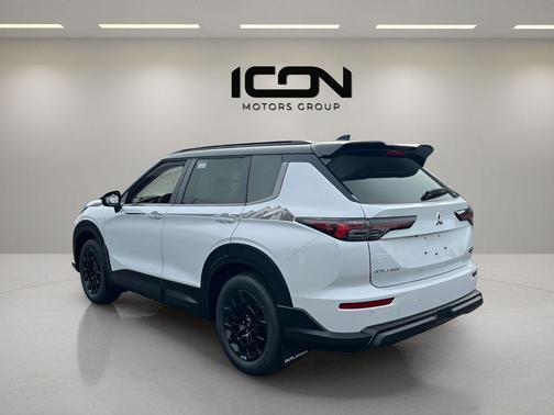 White Diamond/Black Roof 2026 Mitsubishi Outlander Trail Edition S-AWC