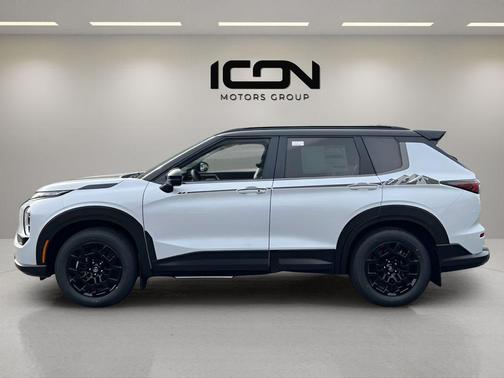 White Diamond/Black Roof 2026 Mitsubishi Outlander Trail Edition S-AWC
