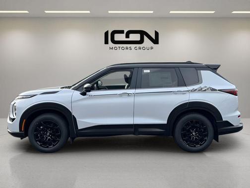 White Diamond/Black Roof 2026 Mitsubishi Outlander Trail Edition S-AWC