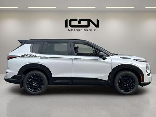 White Diamond/Black Roof 2026 Mitsubishi Outlander Trail Edition S-AWC