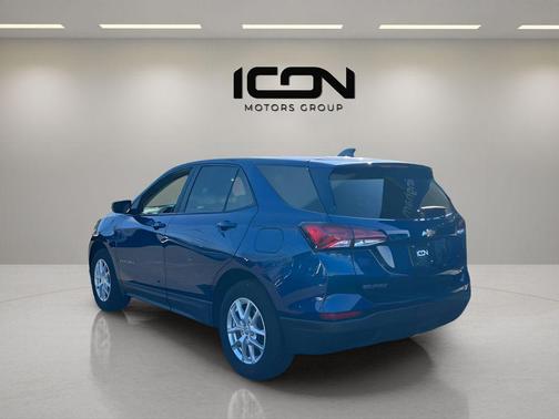 Blue Glow Metallic 2022 Chevrolet Equinox LS