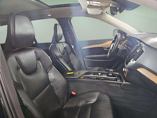 2023 Volvo XC90 B5 Plus