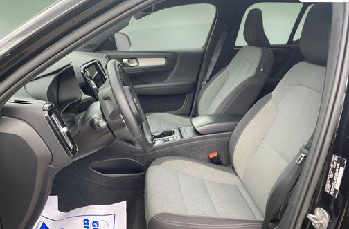 Onyx Black Metallic 2024 Volvo XC40 B5 Core