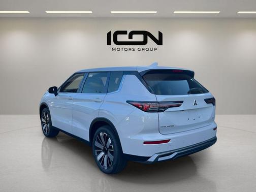 White Diamond 2026 Mitsubishi Outlander SE 2.5 S-AWC