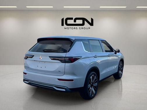 White Diamond 2026 Mitsubishi Outlander SE 2.5 S-AWC