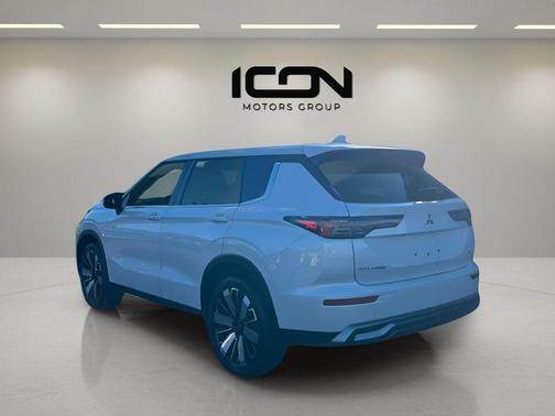 White Diamond 2026 Mitsubishi Outlander SE 2.5 S-AWC