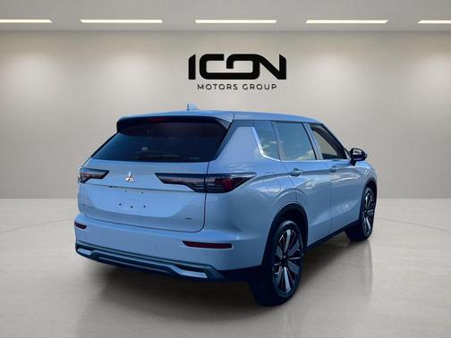 White Diamond 2026 Mitsubishi Outlander SE 2.5 S-AWC